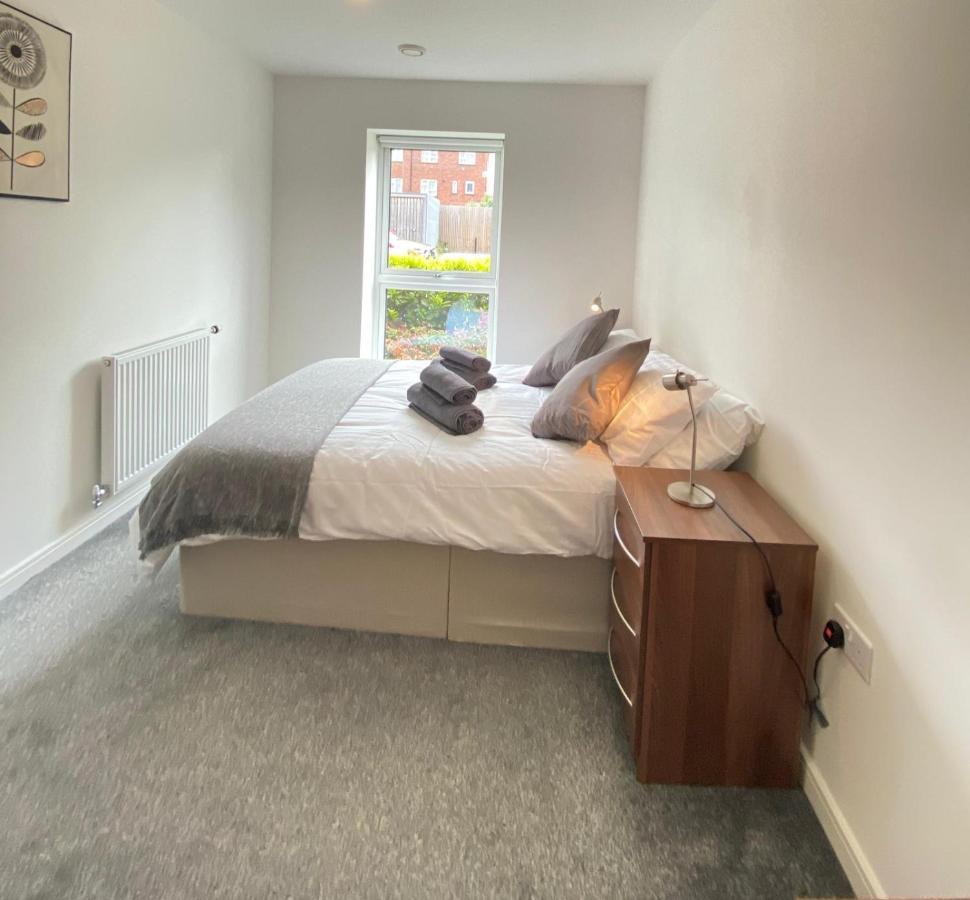 2 Double Beds Or 4 Singles, 2 Bathrooms, Free Parking, Smart Tv'S, Close To Gunwharf Quays, Beach & Historic Dockyard Portsmouth Exteriör bild