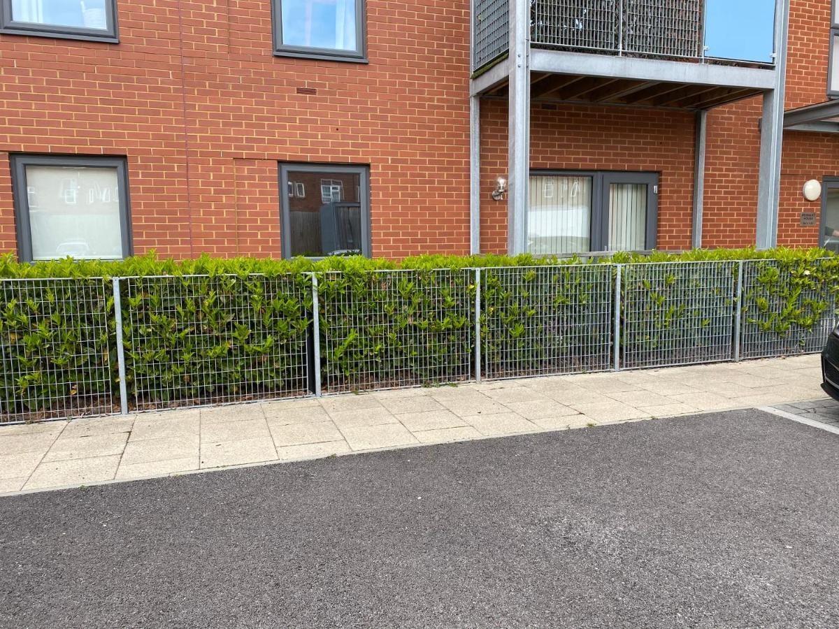 2 Double Beds Or 4 Singles, 2 Bathrooms, Free Parking, Smart Tv'S, Close To Gunwharf Quays, Beach & Historic Dockyard Portsmouth Exteriör bild