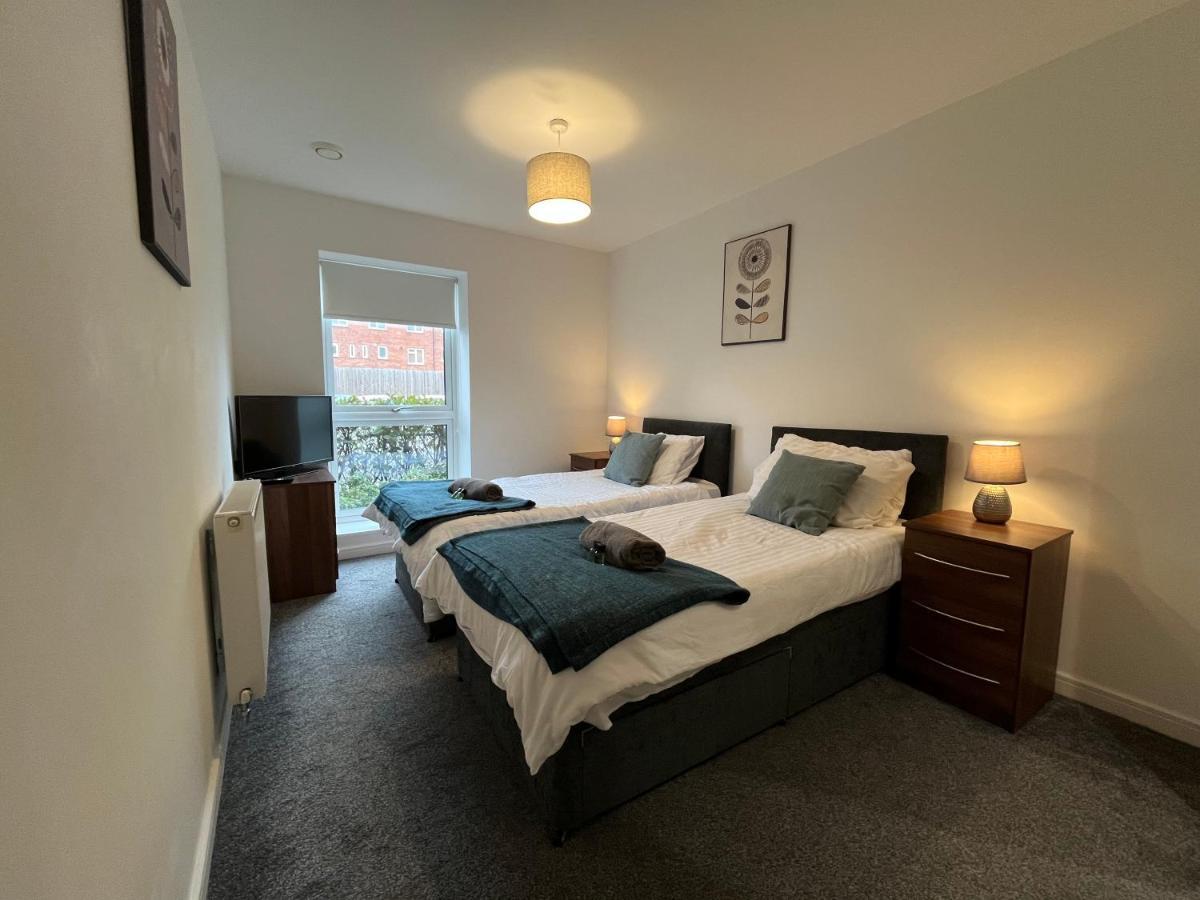 2 Double Beds Or 4 Singles, 2 Bathrooms, Free Parking, Smart Tv'S, Close To Gunwharf Quays, Beach & Historic Dockyard Portsmouth Exteriör bild