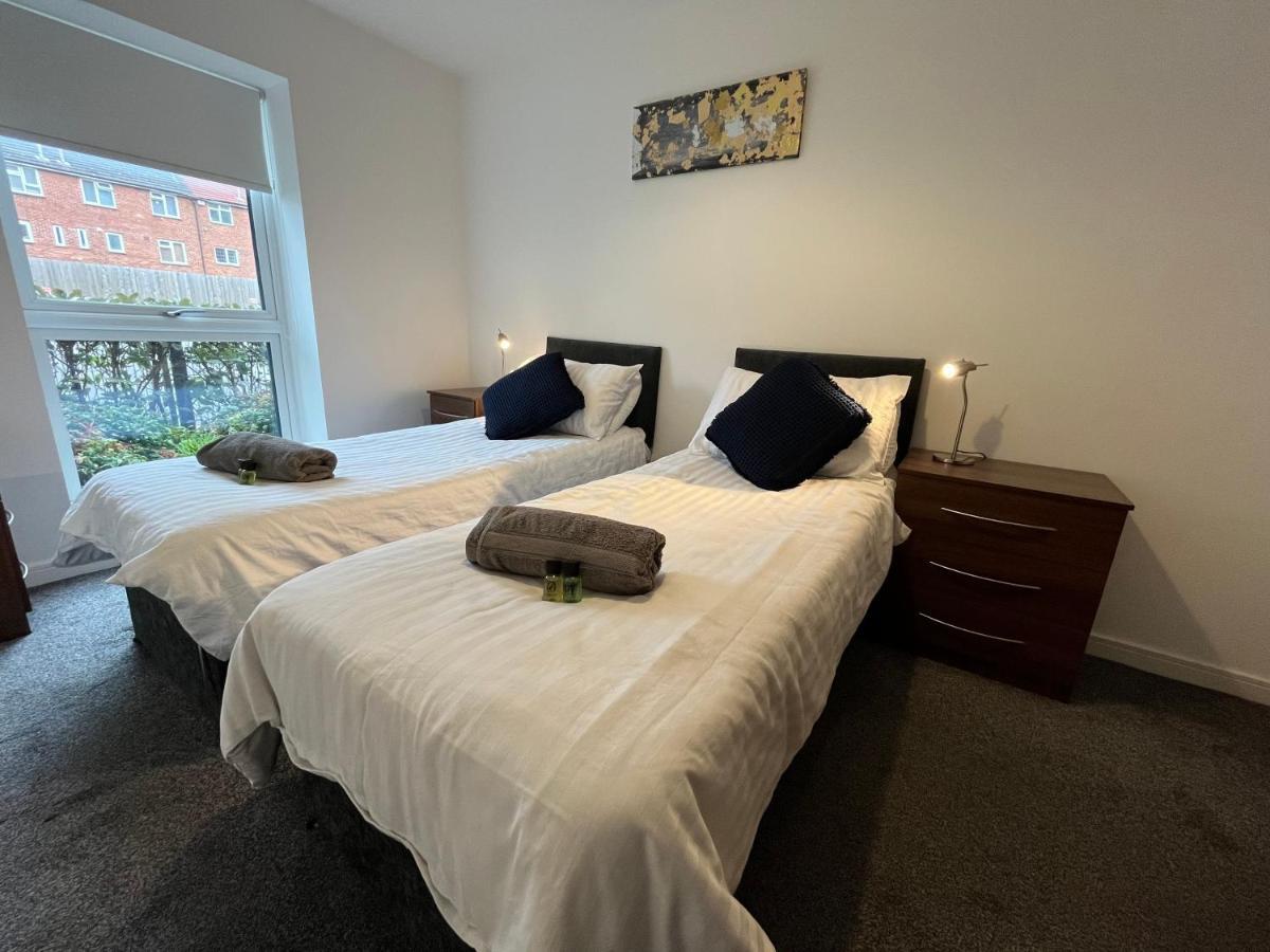 2 Double Beds Or 4 Singles, 2 Bathrooms, Free Parking, Smart Tv'S, Close To Gunwharf Quays, Beach & Historic Dockyard Portsmouth Exteriör bild