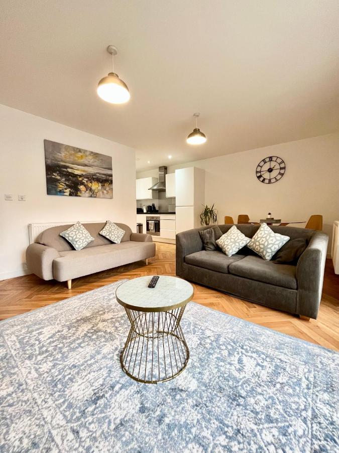 2 Double Beds Or 4 Singles, 2 Bathrooms, Free Parking, Smart Tv'S, Close To Gunwharf Quays, Beach & Historic Dockyard Portsmouth Exteriör bild
