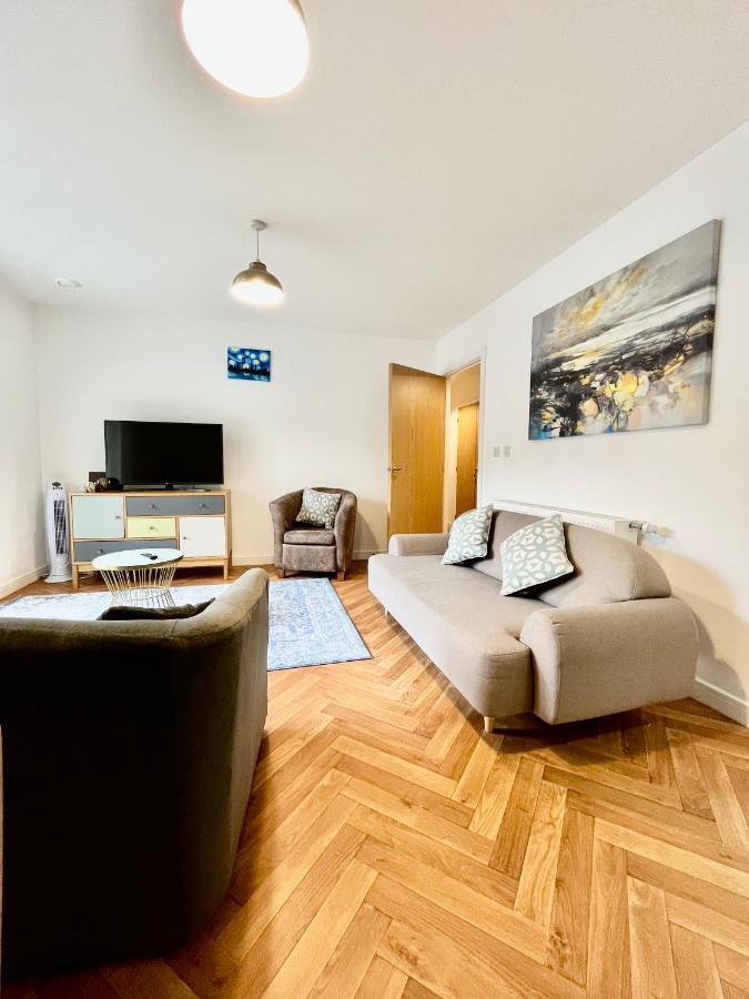 2 Double Beds Or 4 Singles, 2 Bathrooms, Free Parking, Smart Tv'S, Close To Gunwharf Quays, Beach & Historic Dockyard Portsmouth Exteriör bild