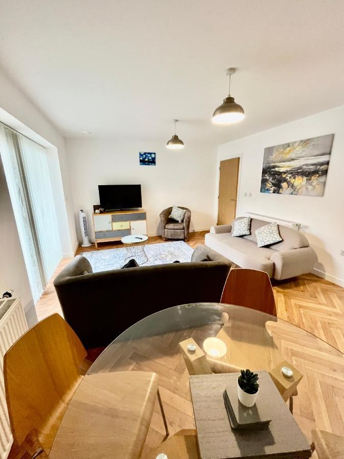 2 Double Beds Or 4 Singles, 2 Bathrooms, Free Parking, Smart Tv'S, Close To Gunwharf Quays, Beach & Historic Dockyard Portsmouth Exteriör bild